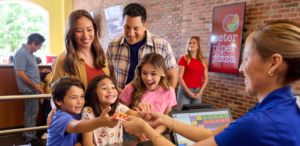 A padres e hijos les encanta la noche de pizza en el restaurante